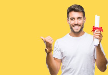 Yakışıklı delikanlı derecesi işaret ve başparmak kadar mutlu yüz gülümseyen tarafı ile gösteren izole arka plan üzerinde tutan