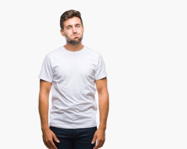 Komik surat ile yanakları şişirme izole arka plan üzerinde genç yakışıklı adam. Ağız ile hava, deli ifade şişirilmiş.