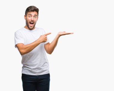 Yakışıklı delikanlı üzerinden hayran ve el ile sunulması ve parmak ile işaret ederken kameraya gülümseyen izole arka plan.