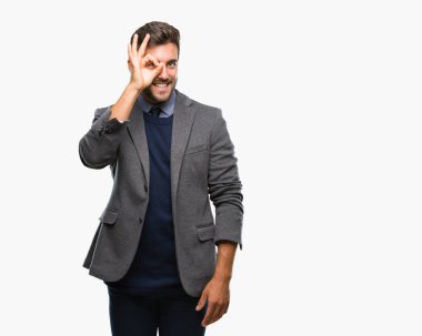 Genç yakışıklı iş adamı gülümseyen, parmakları ile mutlu yüz üzerinden seyir göz el ile ok jest yapıyor izole arka plan üzerinde.