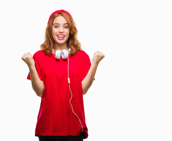 Young Beautiful Hipster Woman Isolated Background Wearing Headphones Cap Celebrating — Stock Photo, Image