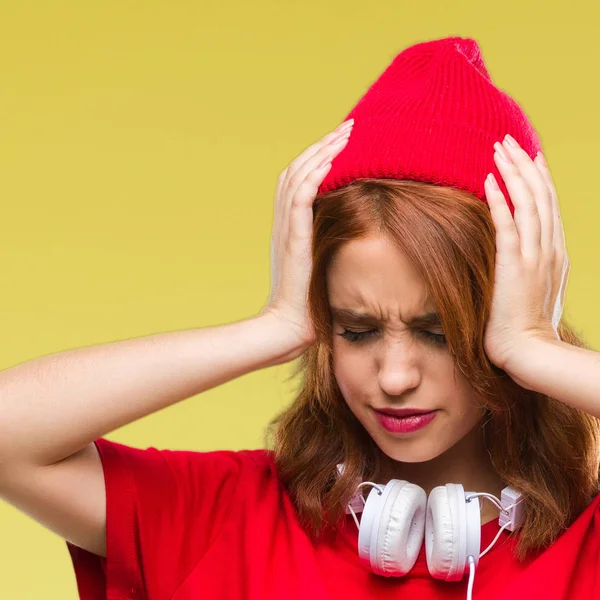 Joven Hermosa Mujer Hipster Sobre Fondo Aislado Con Auriculares Gorra — Foto de Stock