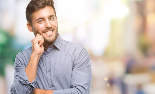 Joven Hombre Guapo Sobre Fondo Aislado Con Mano Barbilla Pensando —  Fotos de Stock