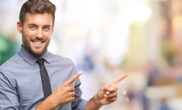 Joven Hombre Negocios Guapo Sobre Fondo Aislado Sonriendo Mirando Cámara —  Fotos de Stock