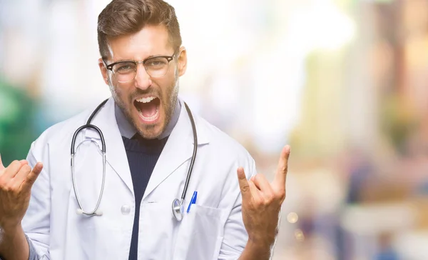 Joven Médico Guapo Sobre Fondo Aislado Gritando Con Expresión Loca — Foto de Stock