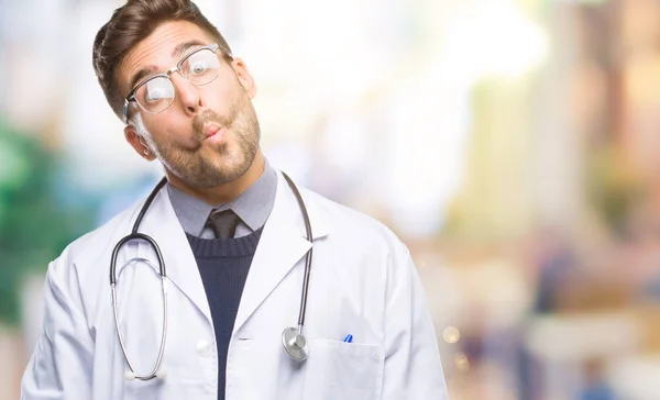 Joven Hombre Médico Guapo Sobre Fondo Aislado Haciendo Cara Pez — Foto de Stock