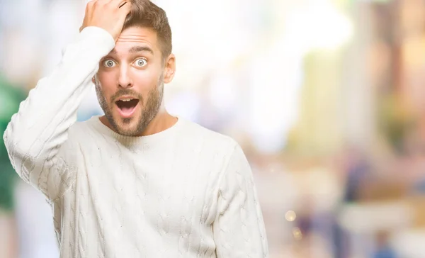 Joven Hombre Guapo Con Suéter Invierno Sobre Fondo Aislado Sorprendido —  Fotos de Stock