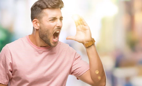 Joven Hombre Guapo Sobre Fondo Aislado Gritando Gritando Fuerte Lado — Foto de Stock