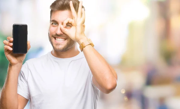 Junger Gutaussehender Mann Zeigt Smartphone Bildschirm Über Isoliertem Hintergrund Mit — Stockfoto