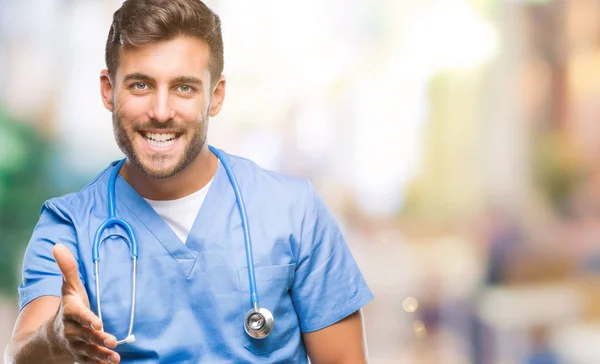 Giovane Bel Medico Chirurgo Uomo Sfondo Isolato Sorridente Amichevole Offrendo — Foto Stock