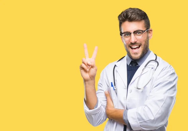 Junger Gutaussehender Arzt Mit Isoliertem Hintergrund Der Mit Glücklichem Gesicht — Stockfoto