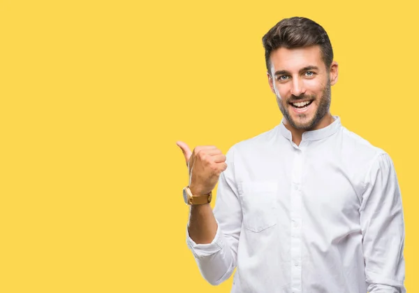 Jovem Homem Bonito Sobre Fundo Isolado Sorrindo Com Rosto Feliz — Fotografia de Stock