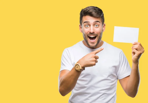 Joven Hombre Guapo Sosteniendo Tarjeta Blanco Sobre Fondo Aislado Muy — Foto de Stock