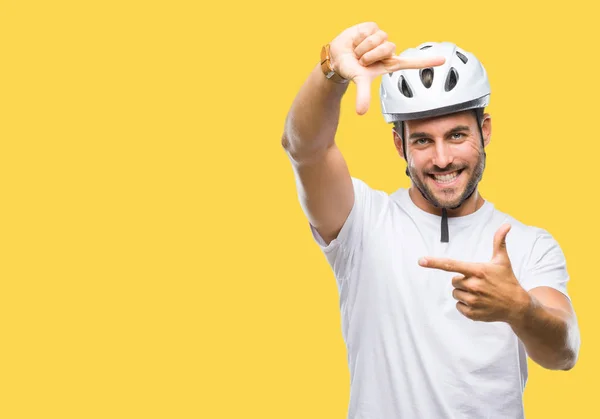 잘생긴 젊은이 손으로 만드는 프레임와 얼굴로 손가락 자전거 헬멧을 창의력과 — 스톡 사진