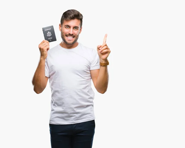 Jovem Bonito Homem Segurando Passaporte Estados Unidos Sobre Fundo Isolado — Fotografia de Stock