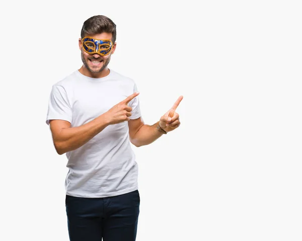 Jovem Homem Bonito Usando Máscara Carnaval Sobre Fundo Isolado Sorrindo — Fotografia de Stock