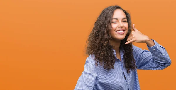 Mulher Negócios Hispânica Jovem Sorrindo Fazendo Gesto Telefone Com Mão — Fotografia de Stock