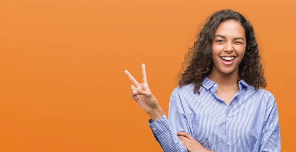 Junge Hispanische Geschäftsfrau Lächelt Mit Glücklichem Gesicht Und Zwinkert Die — Stockfoto