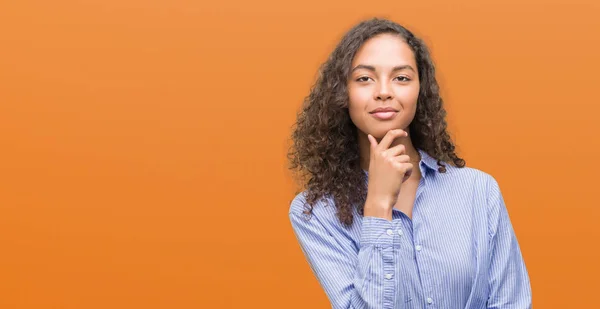 Joven Mujer Negocios Hispana Mirando Confiada Cámara Con Sonrisa Con — Foto de Stock