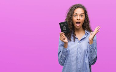 Pasaport büyük gülümseme ile çığlık zaferini kutluyor ve ellerini kaldırdı İtalya çok mutlu ve heyecanlı, kazanan ifade tutan genç İspanyol kadın