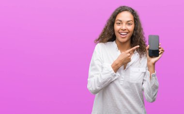 El ve parmak ile işaret çok mutlu Smartphone kullanan genç İspanyol kadın