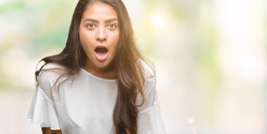 Genç güzel Arap kadın izole arka plan korkuyor ve sürpriz ifade ile şok yüzünden korku ve yüz heyecanlı.