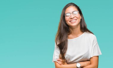 Genç güzel Arap kadın üzerinde gözlük takan mutlu yüz ile gülümseyerek kameraya seyir silah geçti arka plan izole. Olumlu bir kişi.