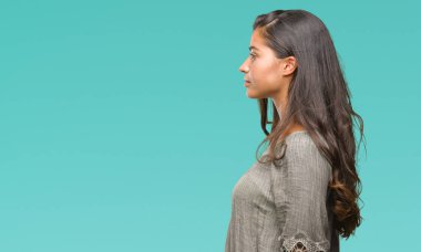 İzole arka tarafına, arayan genç güzel Arap kadın dinlenmek doğal yüz emin gülümseme ile pozuyla profili.