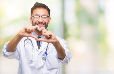Yetişkin İspanyol doktor adam aşık kalp simgesi ve elleriyle şekil gösteren gülümseyen izole arka plan üzerinde. Romantik kavramı.