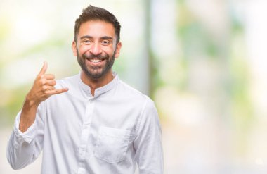 Yetişkin İspanyol adam yapıyor gülümseyen izole arka plan üzerinde telefon hareketi ile el ve parmak telefonda konuşuyor gibi. Kavramları iletişim.