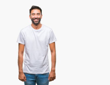 İzole arka plan ile bir mutlu ve serin yetişkin İspanyol adam yüzünde gülümseme. Şanslı kişi.