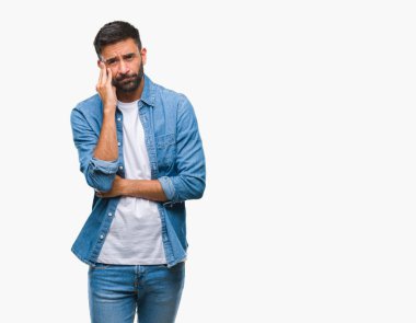 İzole arka plan düşünme seyir üzerinde yetişkin İspanyol adam yorgun ve sıkılmış çapraz silah depresyon sorunları ile.