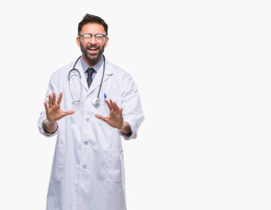 Yetişkin İspanyol doktor adam korkuyor ve dehşet korku ifade dur hareketi el ile ile izole arka şok bağırarak. Panik kavramı.