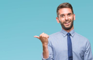 Genç yakışıklı iş adamı arıyor ve başparmak yanında yukarıyı mutlu yüz ile gülümseyen izole arka plan üzerinde.