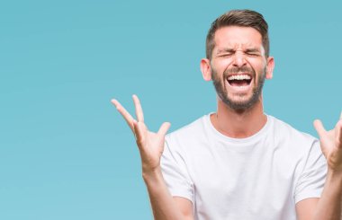 Genç yakışıklı adam kızgın ve silah ile başarı için deli kutluyor izole arka plan üzerinde kaldırdı ve heyecanlı çığlık gözler kapalı. Kazanan kavramı