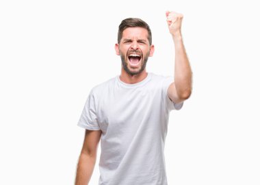 İzole arka plan öfkeli ve sinirli sinirli ve öfke ile bağırarak süre öfkeli yumruk yükselterek genç yakışıklı adam. Öfke ve agresif kavramı.