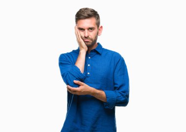 İzole arka plan düşünme seyir üzerinde genç yakışıklı adam yorgun ve sıkılmış çapraz silah depresyon sorunları ile.