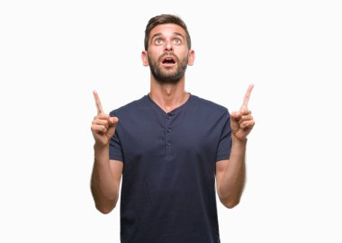 Yakışıklı delikanlı izole arka plan üzerinden hayran ve yukarıya bakıp parmakları ile işaret şaşırttı ve silah kaldırdı.