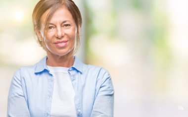 Orta yaş İspanyol kadın kıdemli yüzünde ciddi bir ifade ile izole arka plan üzerinde. Basit ve doğal kameraya bakıyor.