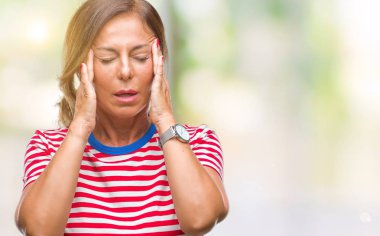 Orta yaş üst düzey İspanyol kadın izole arka plan baş baş ağrısı için el ile çünkü stres. Migren muzdarip.