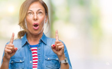 İspanyol kadın kıdemli orta yaş izole arka plan üzerinden hayran ve yukarıya bakıp parmakları ile işaret şaşırttı ve silah kaldırdı.