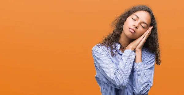 Joven Mujer Negocios Hispana Durmiendo Cansada Soñando Posando Con Las — Foto de Stock