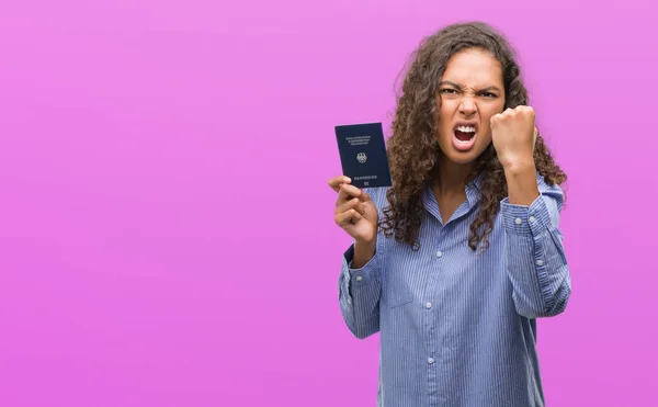 Jovem Hispânica Segurando Passaporte Alemanha Irritado Frustrado Gritando Com Raiva — Fotografia de Stock