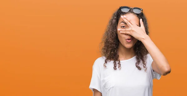 Mulher Hispânica Jovem Usando Óculos Sol Espreitando Choque Cobrindo Rosto — Fotografia de Stock