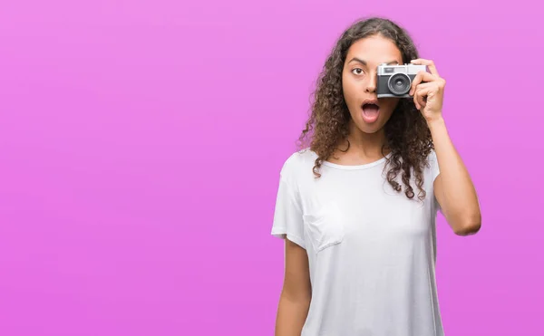 Mujer Hispana Joven Tomando Fotos Usando Cámara Vintage Asustada Shock — Foto de Stock