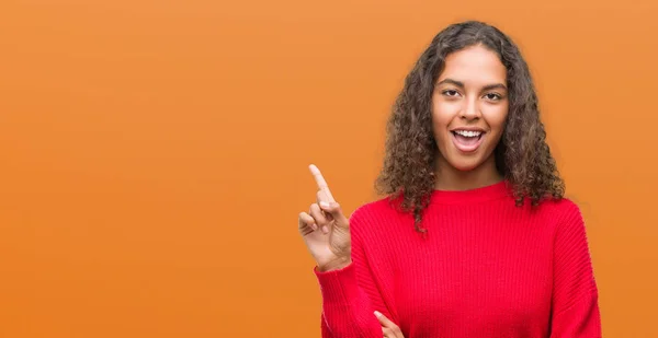 Jovem Hispânica Vestindo Camisola Vermelha Com Grande Sorriso Rosto Apontando — Fotografia de Stock