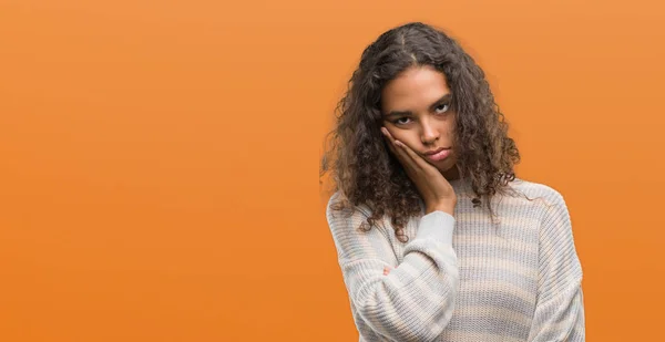 ストライプ セーター思考を身に着けている美しい若いヒスパニック系女性の疲れや交差腕を持つうつ病問題と退屈 — ストック写真