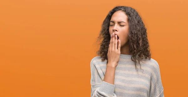 Schöne Junge Hispanische Frau Gestreiften Pullover Gelangweilt Gähnend Müde Mund — Stockfoto