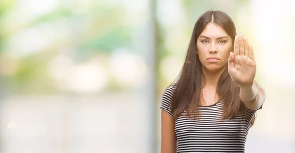 Joven Mujer Hispana Hermosa Haciendo Dejar Cantar Con Palma Mano — Foto de Stock