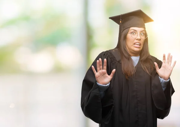 Mujer Hispana Joven Con Gorra Graduada Uniforme Asustada Aterrorizada Por — Foto de Stock